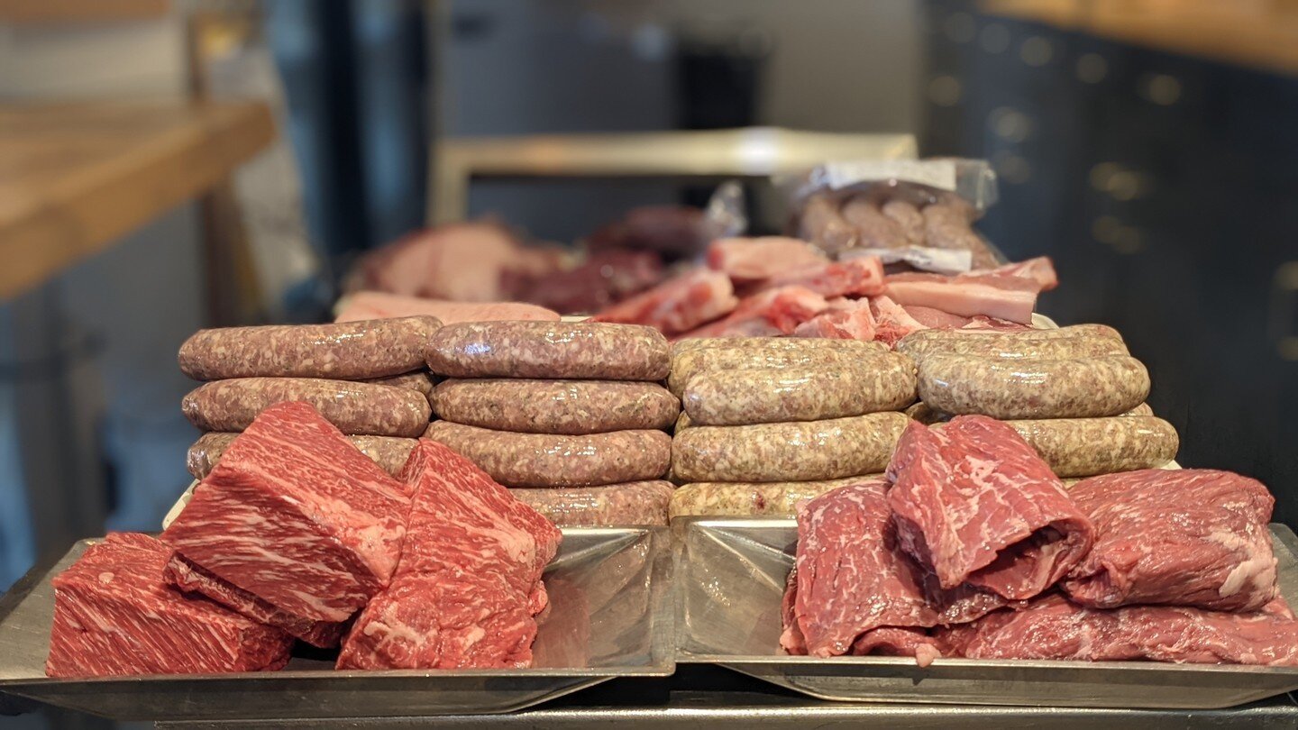 Well, we survived the midweek heat wave, and the forecast for the weekend is looking prime for grilling! Steaks, chops, sausage and so much more stocked in the case this week! See you at 11 Cle!!
#butcher #butcher #knowyourbutcher #supportyourlocalbu